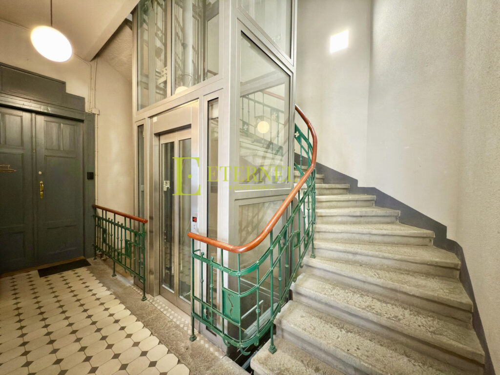 Світлий повністю умебльований апартамент 39 м² в історичній кам’яниці 1910 року з ліфтом на ul. Topolowa – престижне Stare Miasto!