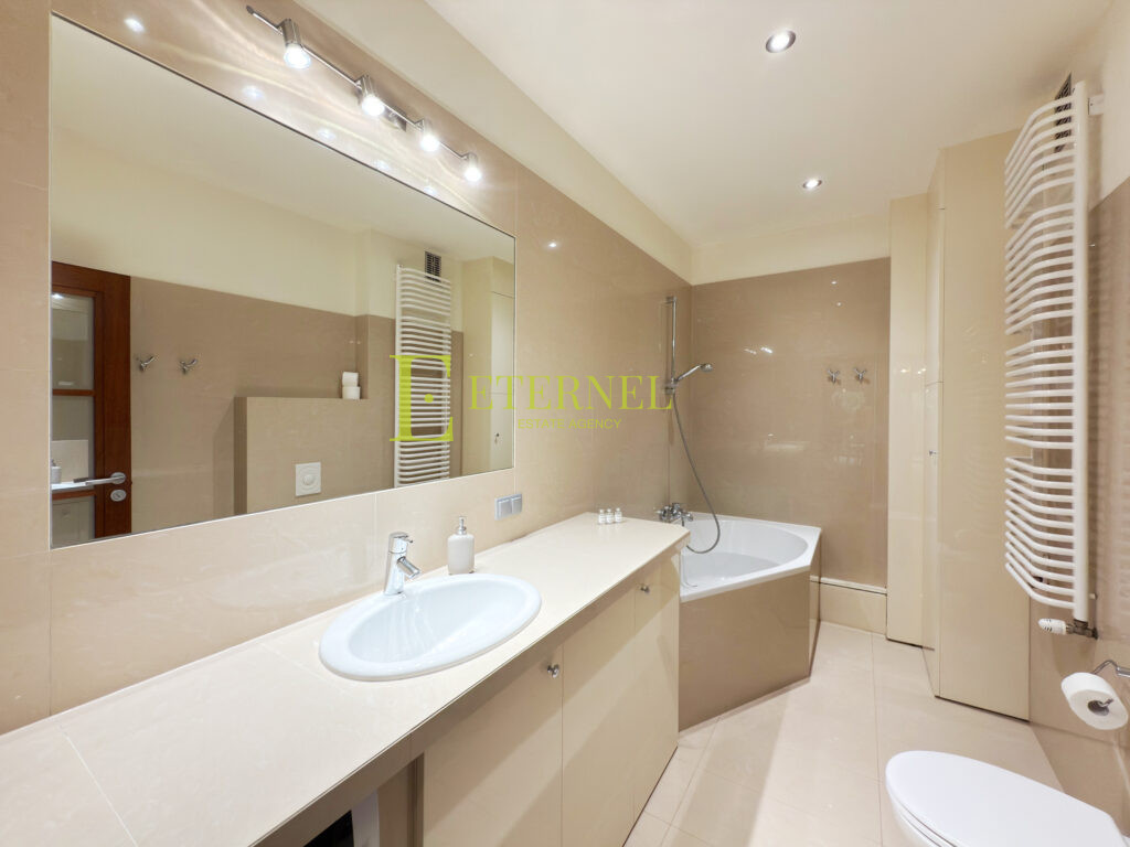 Продається 2-кімнатна квартира 72 м² з приватною терасою та садком у Starym Mieście – 2 паркомісця! Дуже гарний стан