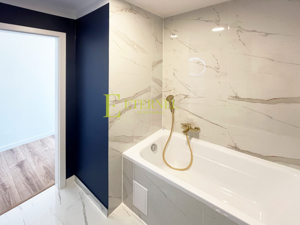 Продається світла каваlerka 23,5 м² на 10 поверсі з ліфтом на Kozłówek – готова до заселення, ідеально для інвестицій!