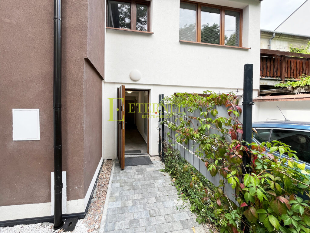 Інтимна студія 22м2 з приватним подвір'ям 24м2 – вулиця Janusa, паркінг включений