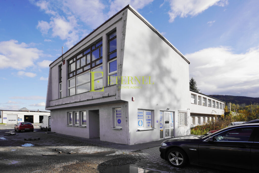 Plac 30 arów z trzema garażami – Myślenice