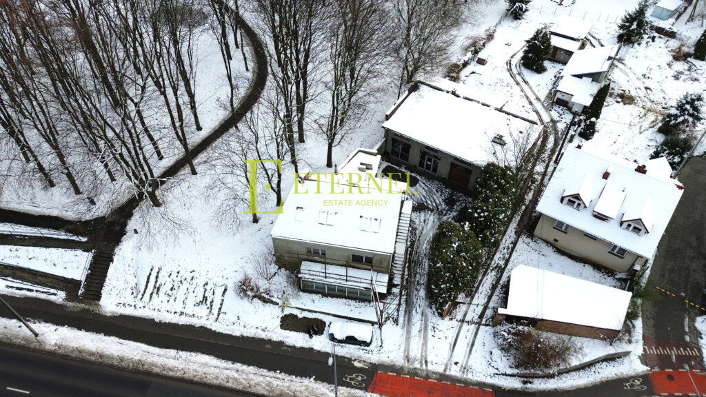 Investment plot 4.8 ares with building – Jana Pawła II Avenue