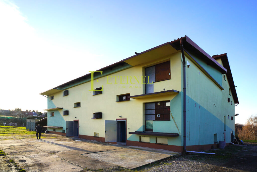 Warehouse-production hall with 51-are plot – Lednica Górna