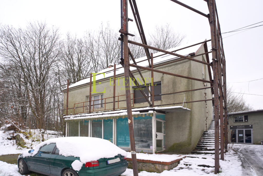 Investment plot 4.8 ares with building – Jana Pawła II Avenue