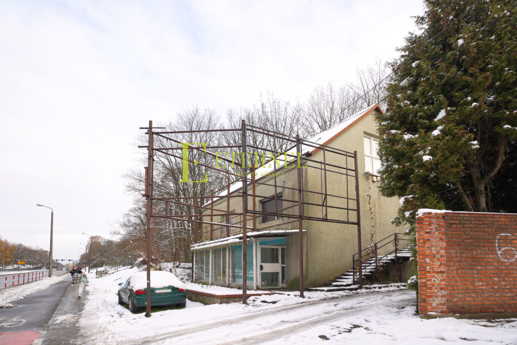 Investment plot 4.8 ares with building – Jana Pawła II Avenue