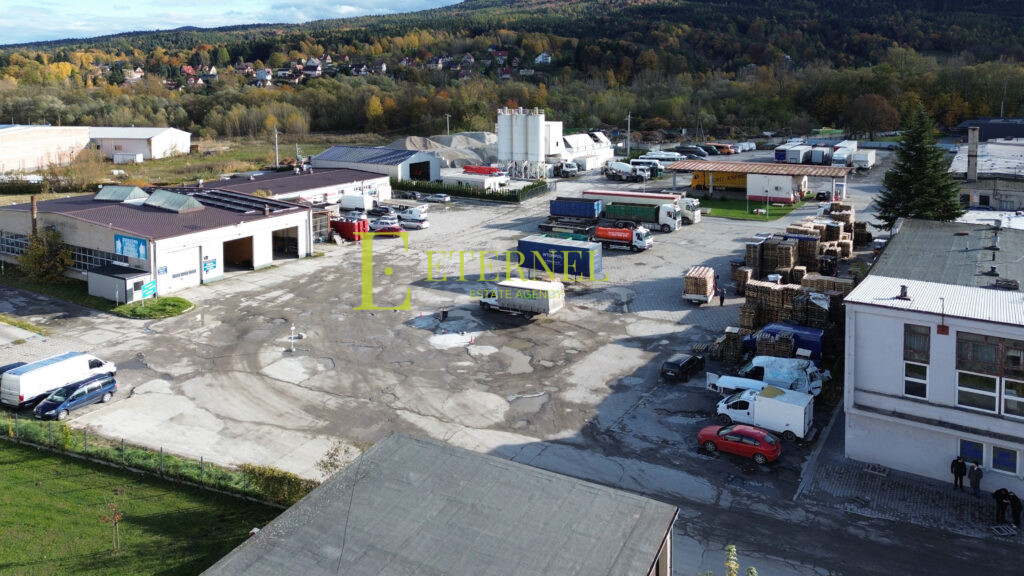 Plac 30 arów z trzema garażami – Myślenice