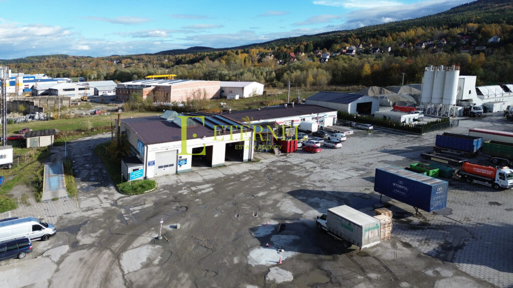 Plac 30 arów z trzema garażami – Myślenice