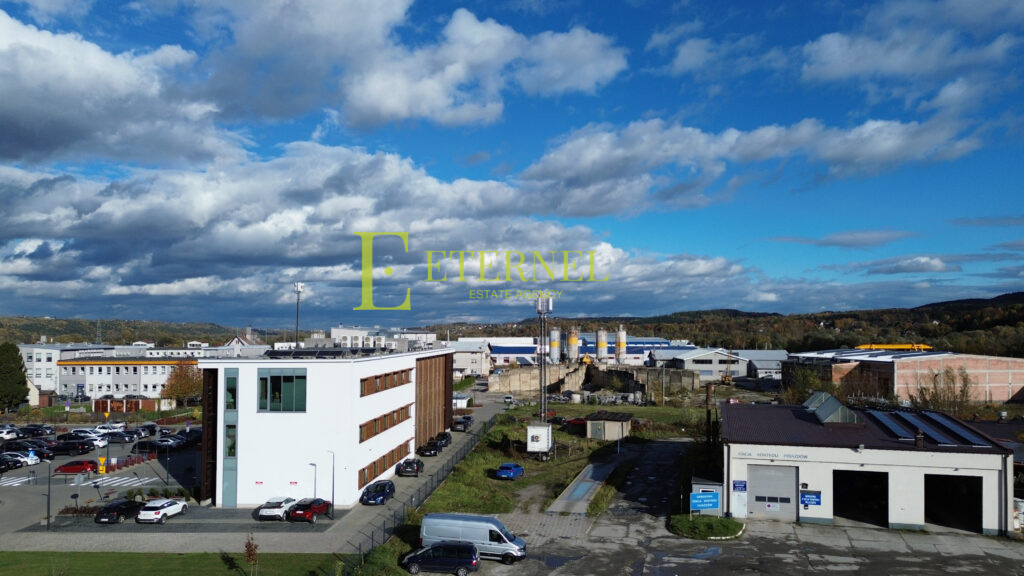 Plac 30 arów z trzema garażami – Myślenice