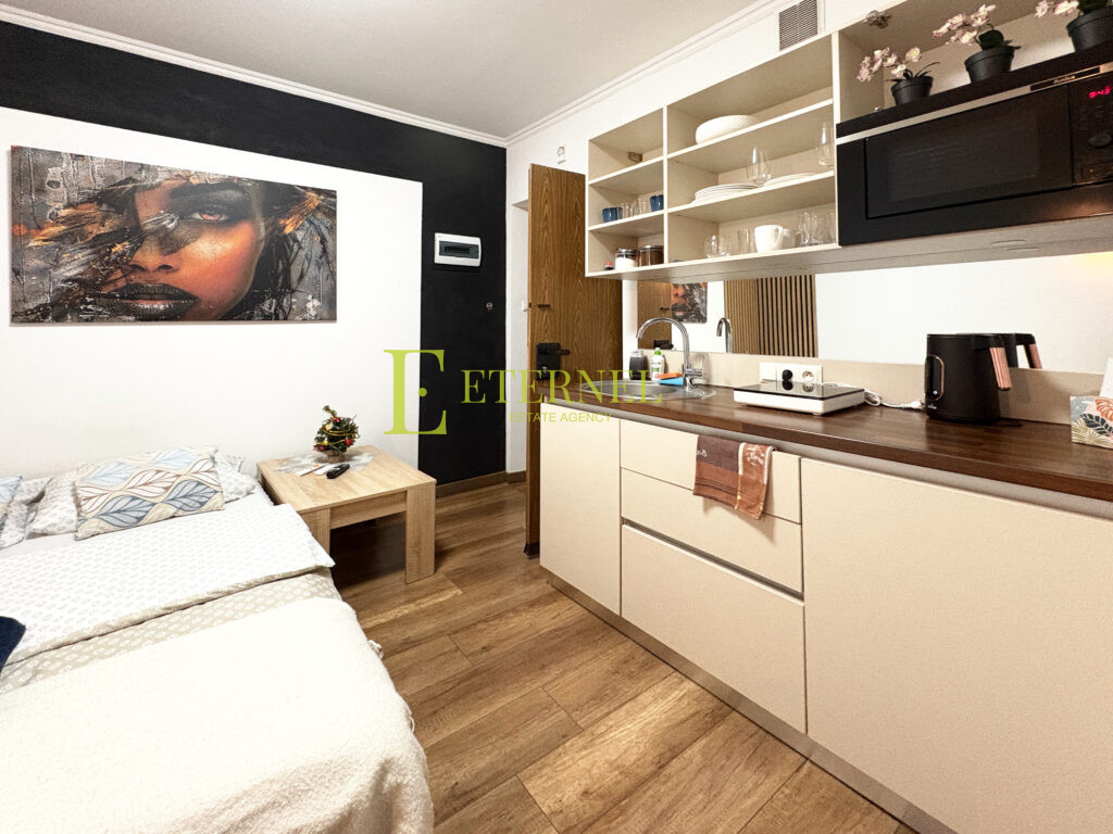 Inwestycyjna kawalerka w kamienicy z balkonem – w centrum Krakowa