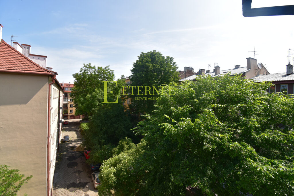 Простора 4-кімнатна квартира під ремонт 92м2 – вул. Królewska