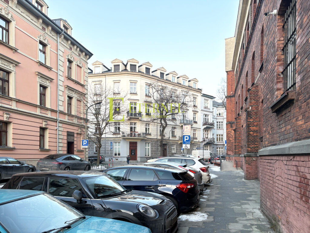 Inwestycyjna kawalerka w kamienicy z balkonem – w centrum Krakowa