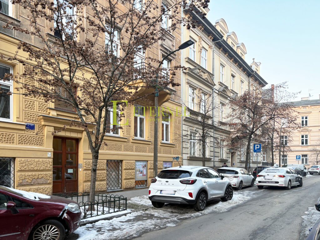 Inwestycyjna kawalerka w kamienicy z balkonem – w centrum Krakowa