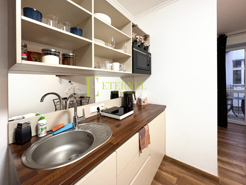 Inwestycyjna kawalerka w kamienicy z balkonem – w centrum Krakowa