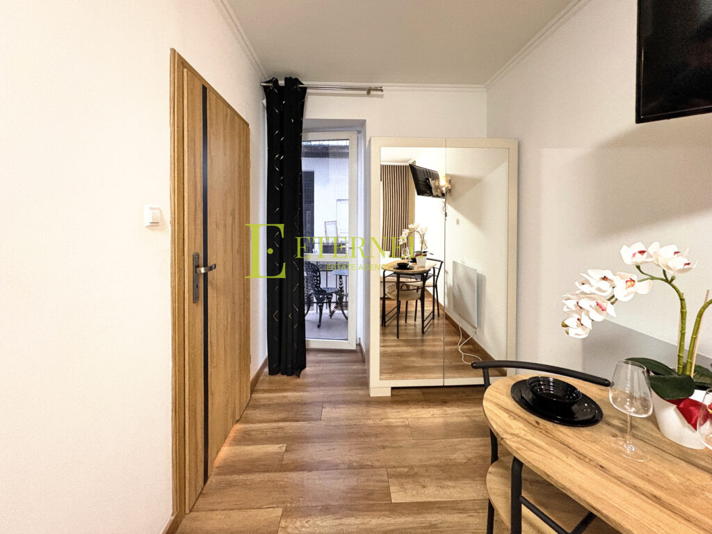 Inwestycyjna kawalerka w kamienicy z balkonem – w centrum Krakowa