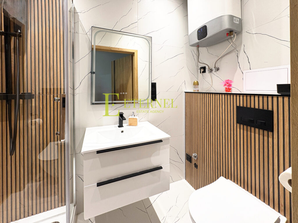 Inwestycyjna kawalerka w kamienicy z balkonem – w centrum Krakowa