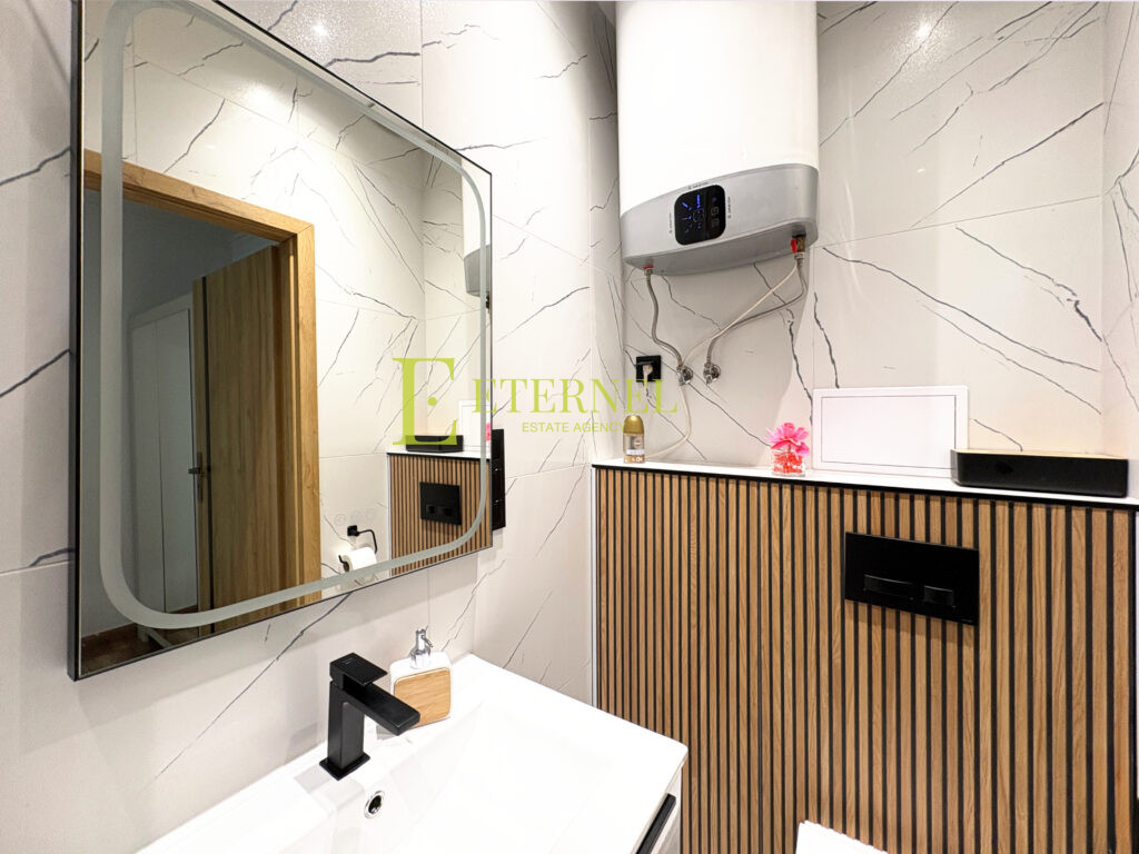 Inwestycyjna kawalerka w kamienicy z balkonem – w centrum Krakowa