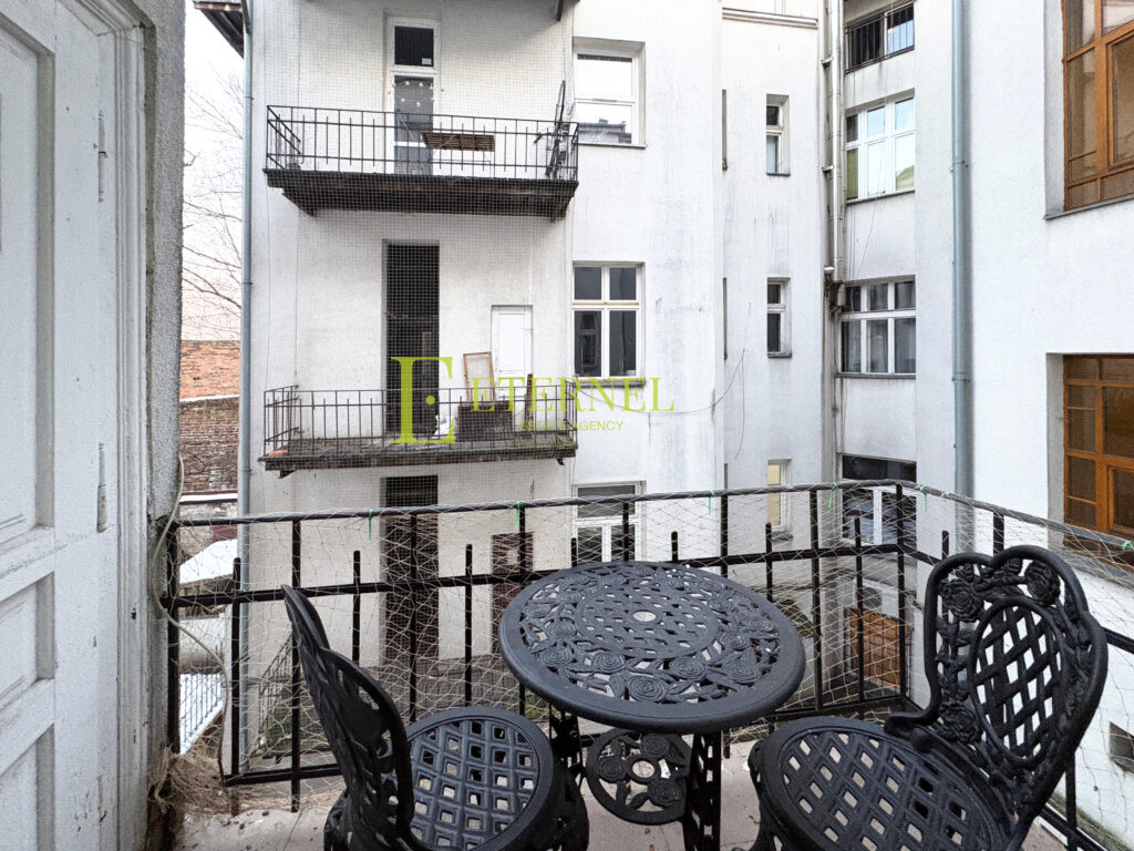 Inwestycyjna kawalerka w kamienicy z balkonem – w centrum Krakowa