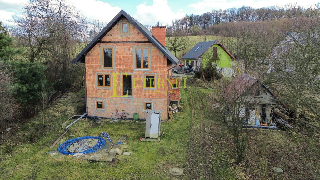 Dom jednorodzinny w stanie surowym + drugi budynek – działka 52 ary – Siercza, Wieliczka