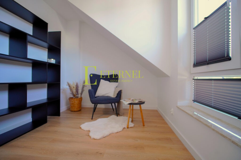 Na wynajem od zaraz – przestronny, trzypoziomowy apartament z ogródkiem w Wieliczce (Krzyszkowice), ul. Bajeczna