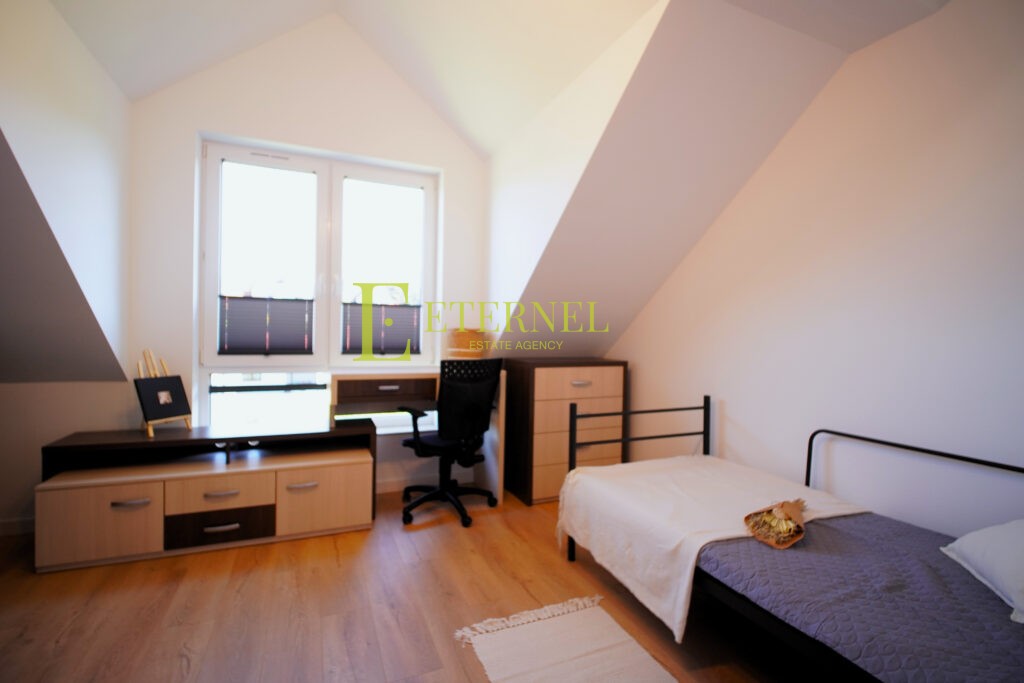 Na wynajem od zaraz – przestronny, trzypoziomowy apartament z ogródkiem w Wieliczce (Krzyszkowice), ul. Bajeczna