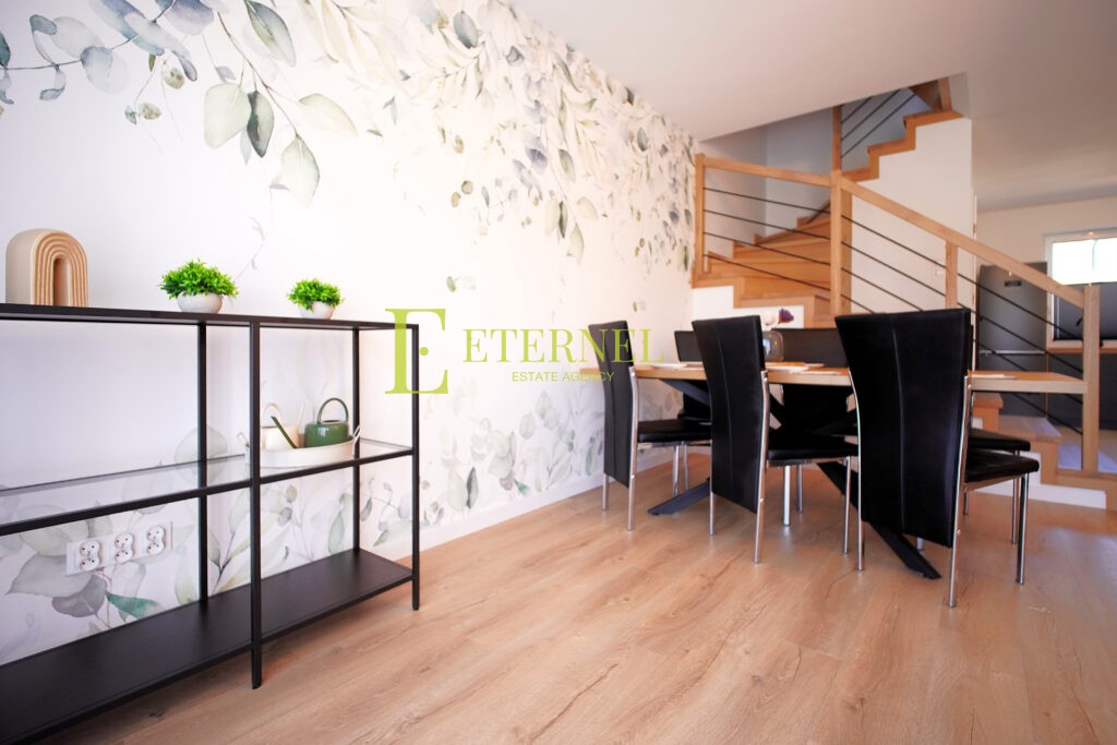 Na wynajem od zaraz – przestronny, trzypoziomowy apartament z ogródkiem w Wieliczce (Krzyszkowice), ul. Bajeczna