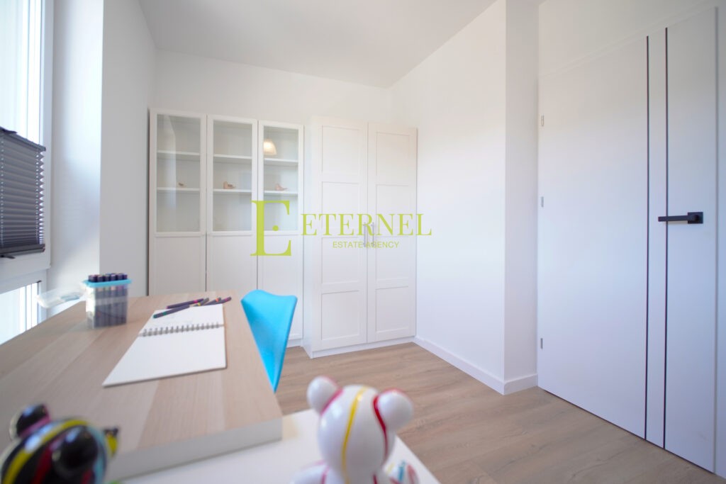Na wynajem od zaraz – przestronny, trzypoziomowy apartament z ogródkiem w Wieliczce (Krzyszkowice), ul. Bajeczna